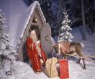 Санта у дверей своего дома с оленями и подарки